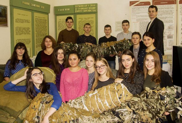 студенти та викладачі виготовляють маскувальні сітки для військових